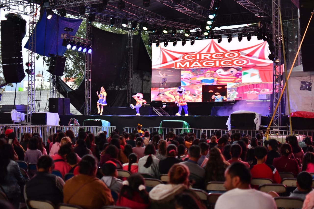 Fiesta Y Diversi N En El Festival De Las Ni As Y Los Ni Os De La Feria