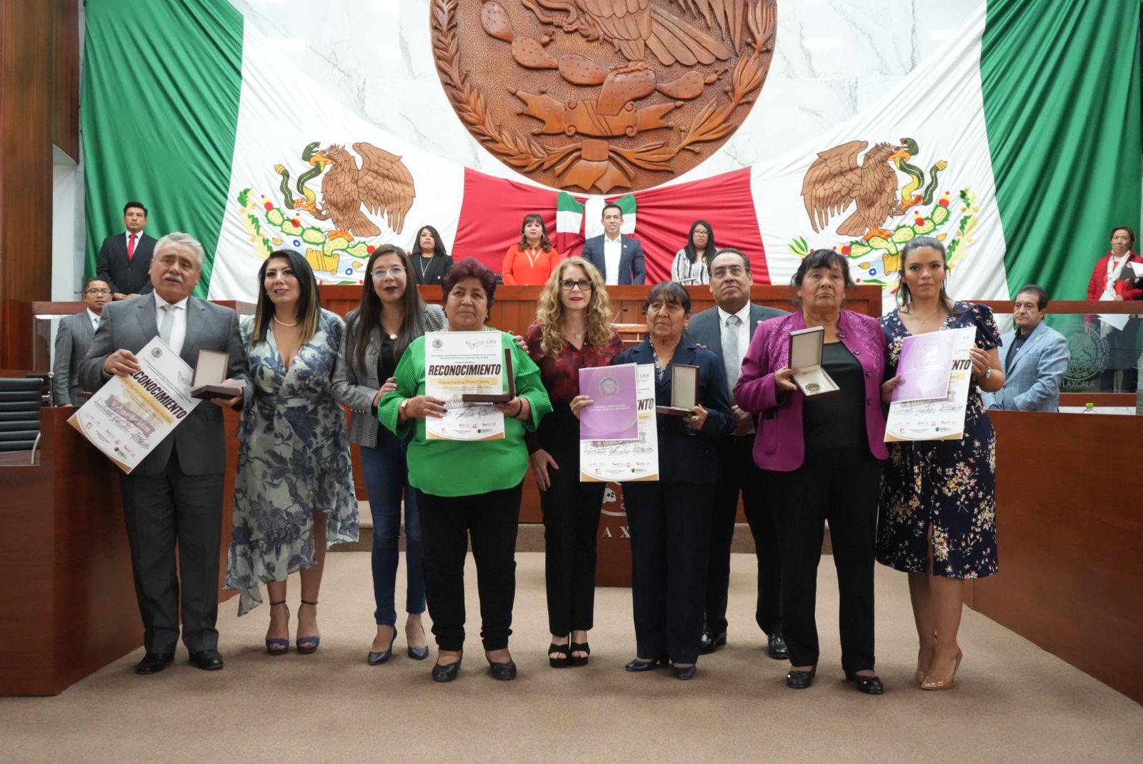 Tlaxcala Congress Awards 50-Year Education Service Workers with Medal of Recognition and Economic Stimulus