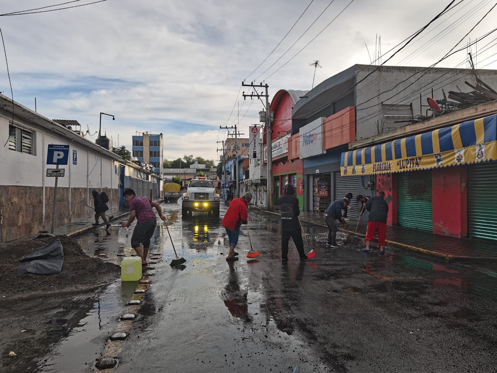 Locatarios Del Mercado Guadalupe Y Personal De La Dirección De Ecología De Apizaco Realizan 0080